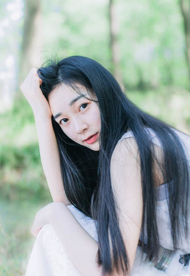 庞统和法正相视一眼，这位少主或许没有主公那样威风霸气，但小小年纪，却已经展现出一些明君风范，看来，吕布打下来的这份基业，算是后继有人了。